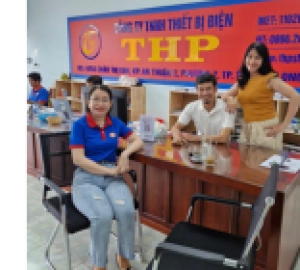 Vừa nhận chức Giám Đốc Tiết Cương bị fan nữ quấy phá